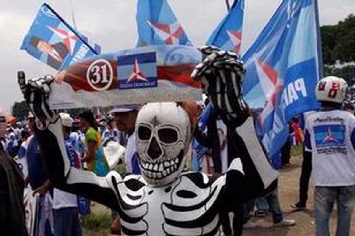 Aksi simpatisan saat kampanye terbuka Partai Demokrat di Alun-alun Utara Keraton Yogyakarta, Sabtu (4/4/2009), dalam Pemilu 2009.