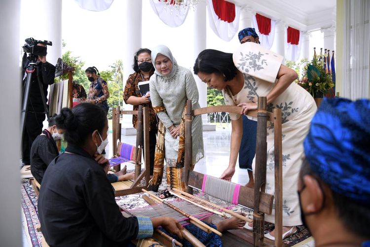 Ibu Negara Iriana Joko Widodo mendampingi Ibu Negara Filipina Louise Araneta Marcos melihat pameran kain asli suku Badui di Istana Bogor, Senin (5/9/2022).