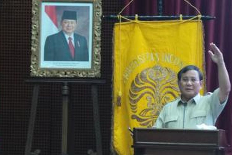 Ketua Dewan Pembina Partai Gerindra Prabowo Subianto saat menjadi pembicara dalam sebuah seminar di Kampus FKUI, Salemba, Jakarta, Rabu (27/11/2013).