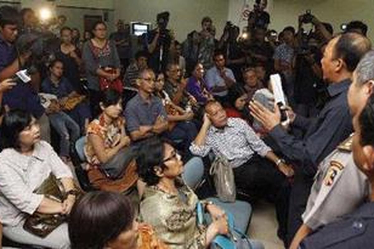 Petugas memberikan keterangan kepada keluarga korban kecelakaan pesawat di area crisis center, Bandara Internasional Halim Perdanakusuma, Jakarta Timur, Kamis (10/5/2012). Pesawat sipil Sukhoi Superjet 100 yang jatuh di kawasan Gunung Salak, Jawa Barat, Rabu (9/5/2012). Data terbaru mengatakan bahwa ada sekitar 47 penumpang yang ikut dalam uji terbang pesawat saat kehilangan kontak pada pukul 14.33 WIB. 