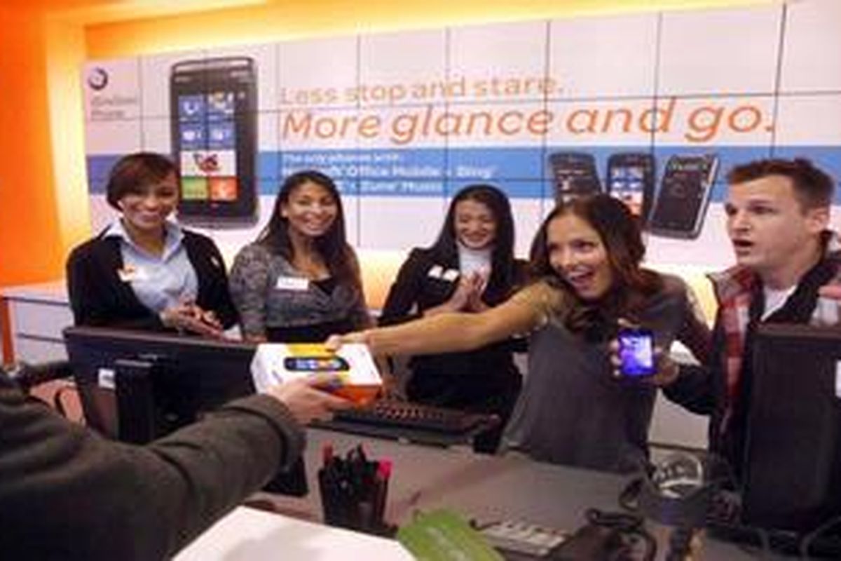 BIntang MTV Rob Dyrdek dan aktor Minka Kelly mengawali tur Really Rally Roadtrip pada debut penjualan Windows Phone 7, Senin (8/11/2010).