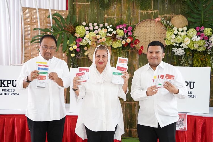 Wali Kota Semarang Hevearita Gunaryanti Rahayu bersama keluarga saat menggunakan hak pilihnya di TPS 23 Kelurahan Sumurboto, Kecamatan Banyumanik, Rabu (14/2/2024).
