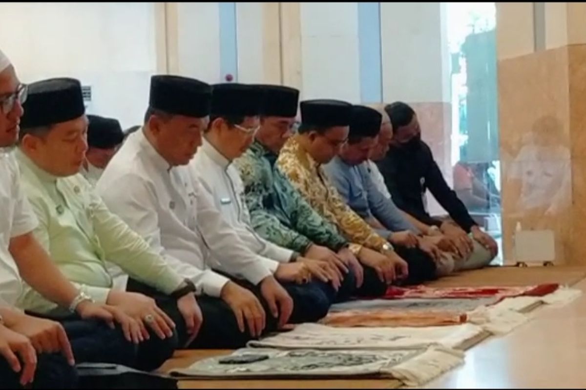Gubernur DKI Jakarta Anies Baswedan saat mengikuti shalat jumat terakhir sebelum lengser, di Balai Kota DKI Jakarta, Jakarta Pusat, Jumat (14/10/2022) siang.