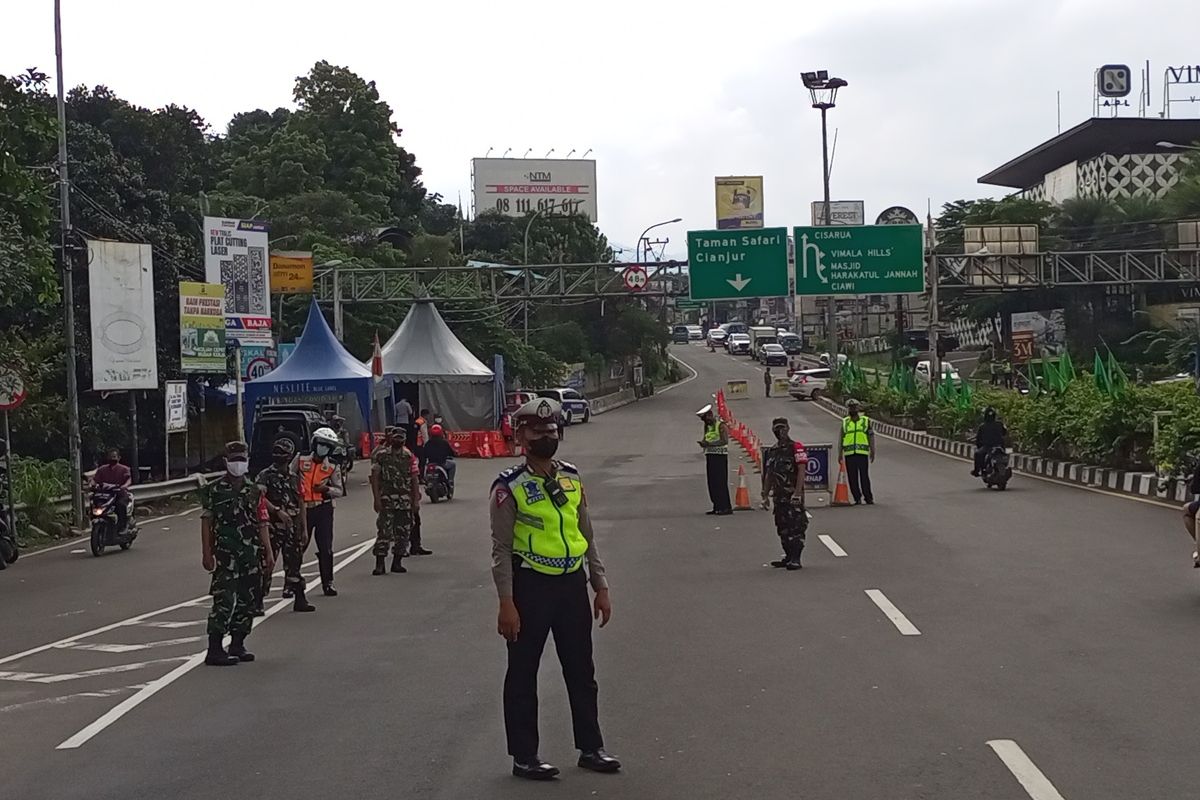 Petugas gabungan melakukan pemeriksaan di pos pengamanan Simpang Gadog, Puncak Bogor, Jawa Barat.