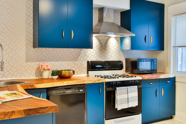 Ilustrasi lemari dapur dengan warna biru dongker.