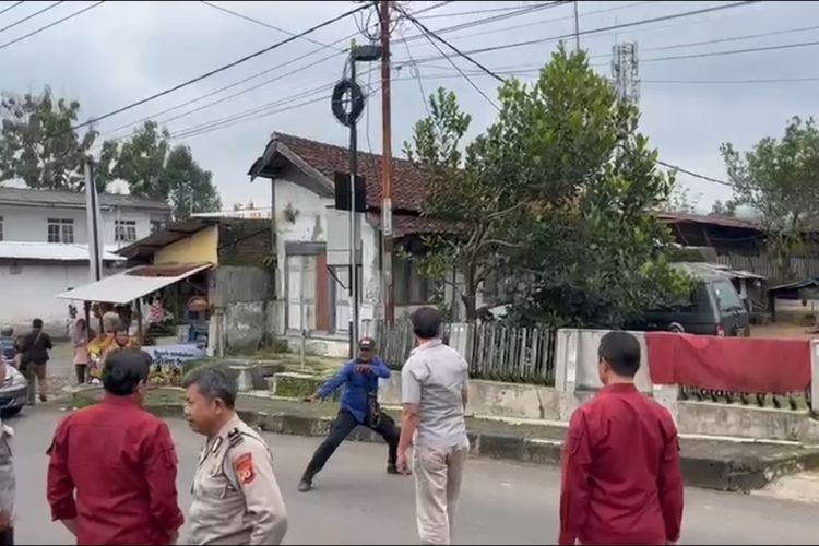 Sejumlah petugas kepolisian berusaha mengamankan W di kabupaten Kuningan Jawa Barat, Senin (31/1/2023). W diamankan karena diduga membuat resah setelah memeras dan mengancam membakar minimarket.