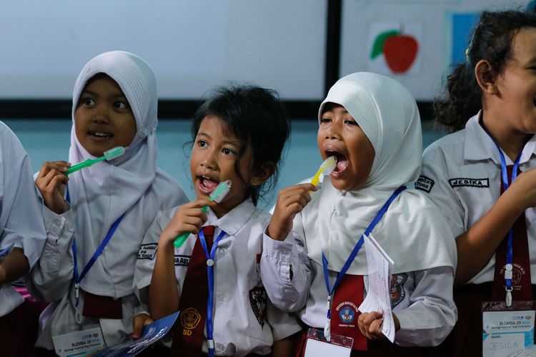 Siswa SD Negeri Kebon Manggis 08 Pagi mengikuti sosialisasi kesehatan gigi dan mulut yang diinisiasi BLEMBA 25 mahasiswa pascasarjana Institut Teknologi Bandung dan Sinergi Foundation, Sabtu (7/3/3020). Selain sosialisasi kesehatan dan sanitasi, termasuk cara mencuci tangan dan menyikat gigi yang benar serta pemilahan sampah, juga menggelar kelas inspirasi yang memberi motivasi dan sejumlah pelatihan bagi guru dan murid.