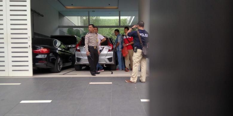 Suasana di garasi rumah milik Dodi Triono (59), salah satu korban tewas atas perampokan di Pulomas, Jakarta Timur, Jumat (6/1/2017).