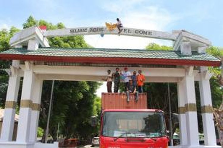 Sejumlah Anggota DPRD Nusa Tenggara Timur (NTT) dan Kabupaten Timor Tengah Selatan (TTS) sementara mengecat pintu gerbang perbatasan RI-Timor Leste di Wini, Desa Humusu C, Kecamatan Insana Utara, Kabupaten Timor Tengah Utara (TTU)