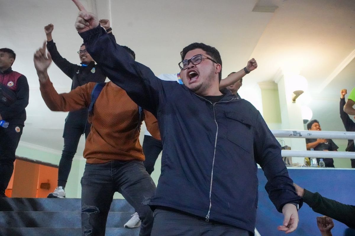 Bupati Kediri Hanindhito Himawan Pramana saat menyaksikan langsung pertandingan semifinal sepakbola Kabupaten Kediri melawan Kota Kediri di Stadion Delta Sidoarjo, Selasa.


