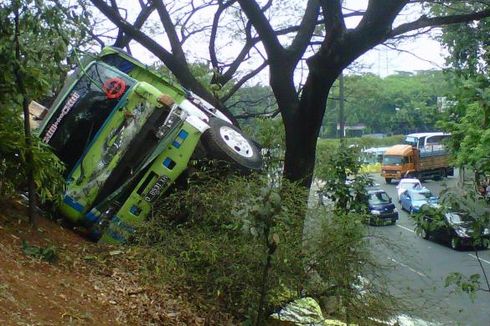 Alasan Mengapa Sebaiknya Menghindari Truk di Jalan Menurun