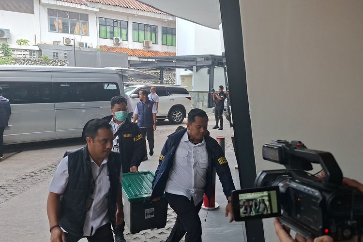 Penyidik Polri Kembali Antar Barang ke Kejagung, Terkait Kasus Febrie?