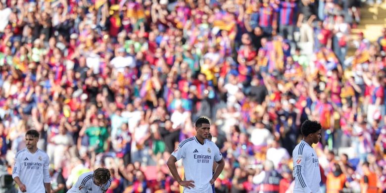 Jude Bellingham dan rekan satu timnya terlihat sedih di akhir pertandingan sepak bola Liga Spanyol antara FC Barcelona vs Real Madrid CF di Estadi Olimpic Lluis Companys di Barcelona, pada 11 Mei 2025. Barcelona menang 4-3.(Photo by LLUIS GENE / AFP)