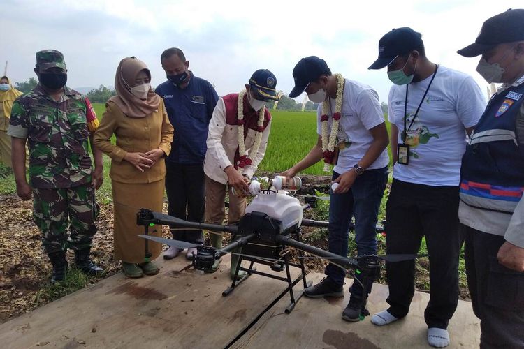 Pemanfaatan drone untuk media penyemprotan pupuk cair di lahan pertanian di Desa Musir Lor, Nganjuk, Senin (22/11/2021).