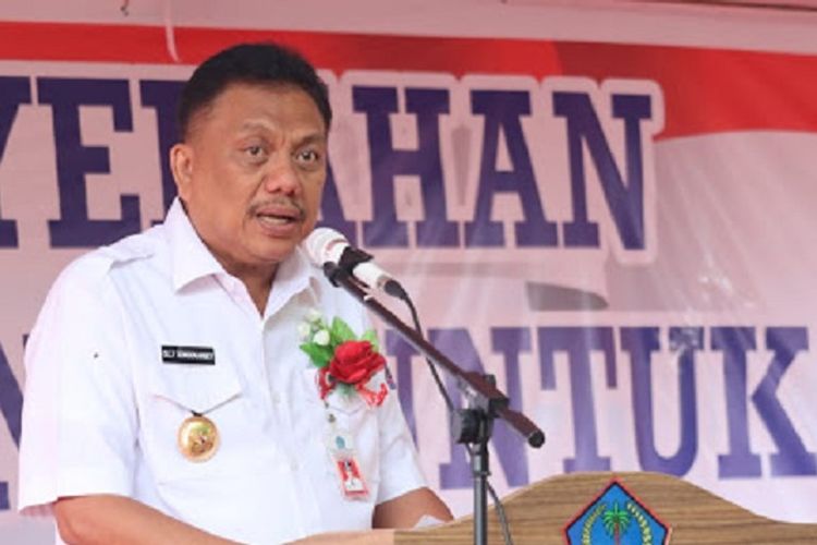 Gubernur Sulawesi Utara Olly Dondokambey saat memberikan kata sambutan dalam acara penyerahkan 1.313 sertifikat tanah Program Pendaftaran Tanah Sistematis Lengkap (PTSL) kepada masyarakat kota Likupang, Kabupaten Minahasa Utara (Minut), Rabu (13/2/2019).