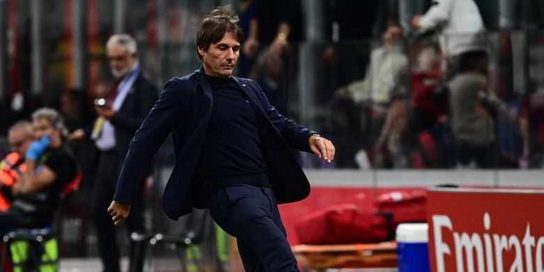 Antonio Conte mengontrol bola dalam pertandingan sepak bola Serie A Liga Italia antara AC Milan vs Napoli di stadion San Siro di Milan, Italia utara, pada 28 September 2025. (Foto oleh Piero CRUCIATTI / AFP)