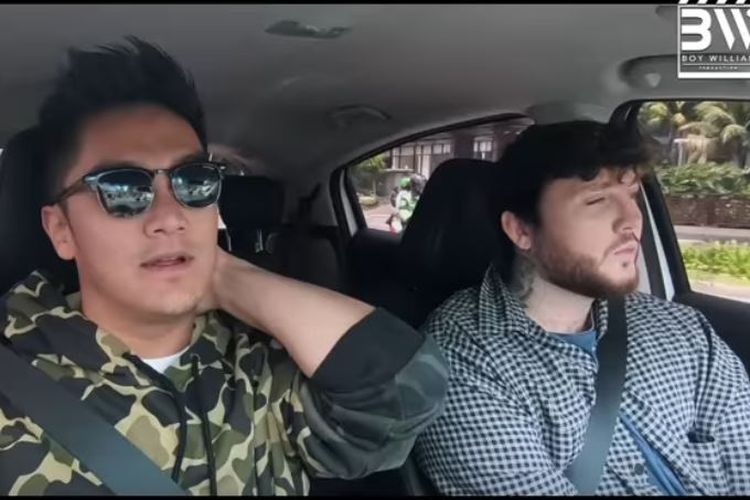 Boy William bersama penyanyi James Arthur dalam vlog Boy William.