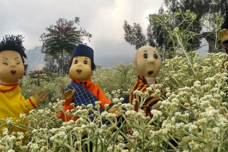 Boneka Unyil dan kawan-kawan berfoto di Taman Edelweis, Desa Wisata Edelweis, Desa Wonokitri, Kabupaten Pasuruan, Jawa Timur.
