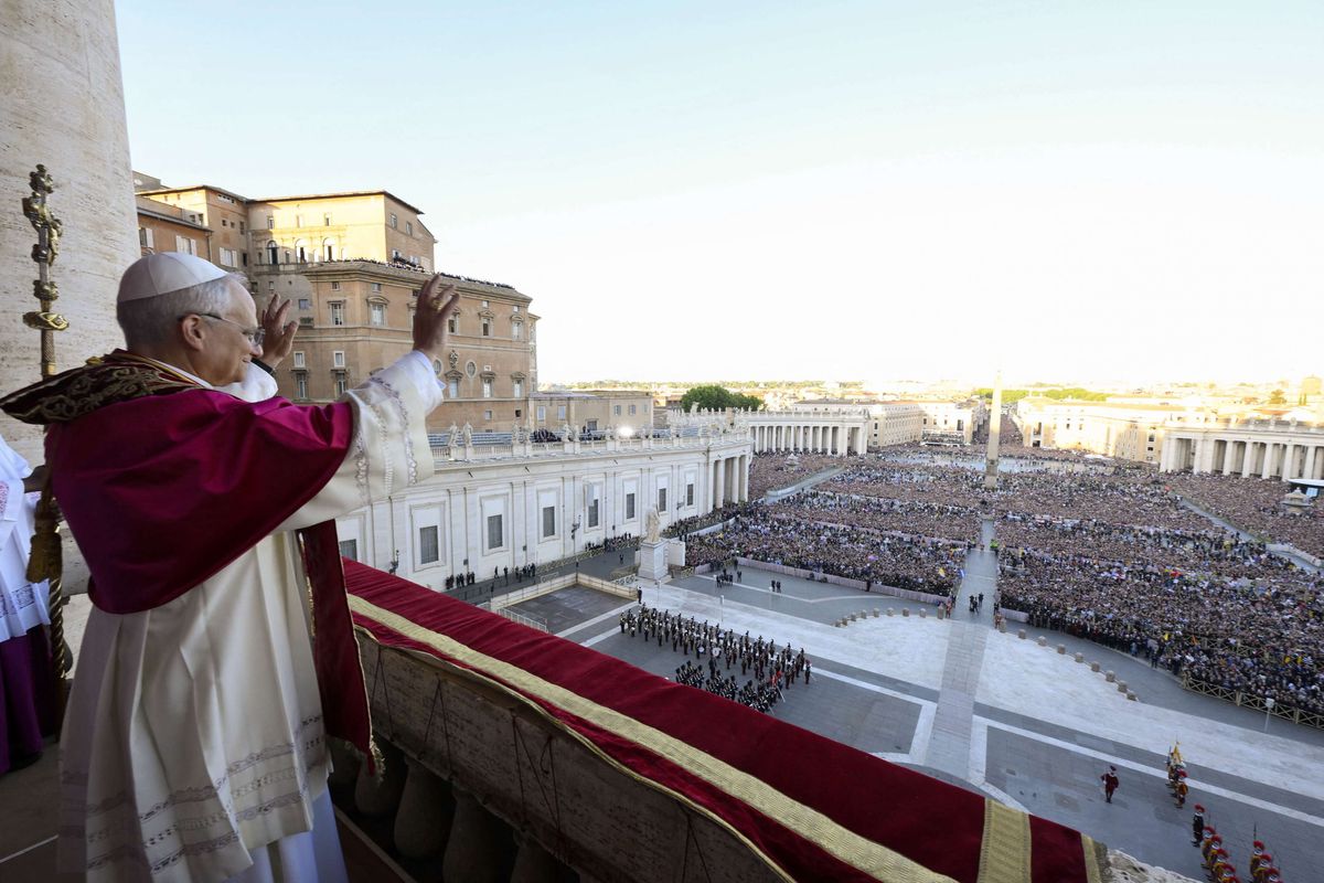 Robert Francis Prevost, yang kini dikenal sebagai Paus Leo XIV, menyapa umat saat diperkenalkan sebagai paus baru terpilih di balkon Basilika Santo Petrus, Vatikan, Kamis (8/5/2025).