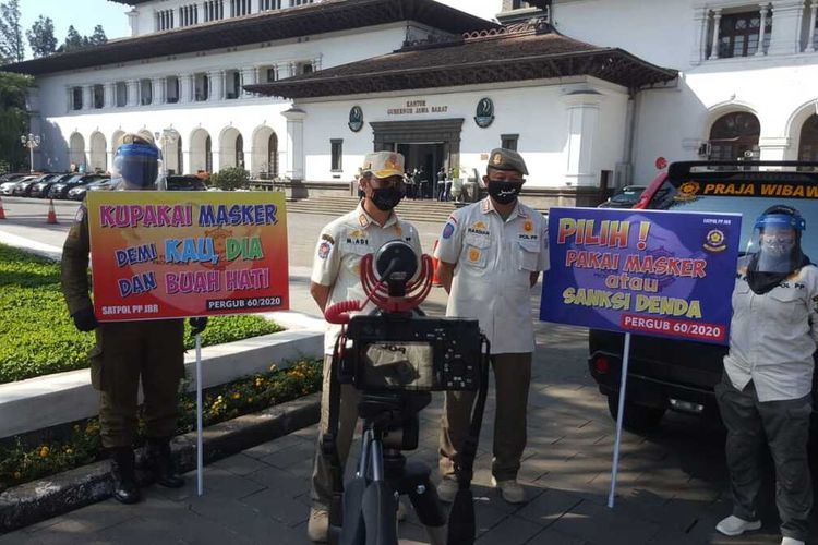 Satpol PP Jabar saat menggelar operasi pengawasan dan sosialisasi kedisiplinan penerapan protokol kesehatan di Gedung Sate, Jalan Diponegoro, Kamis (6/8/2020).