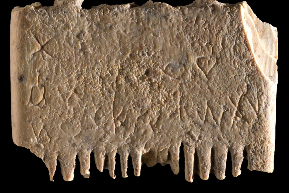 Gambar sisir kuno dengan alfabet Kanaan