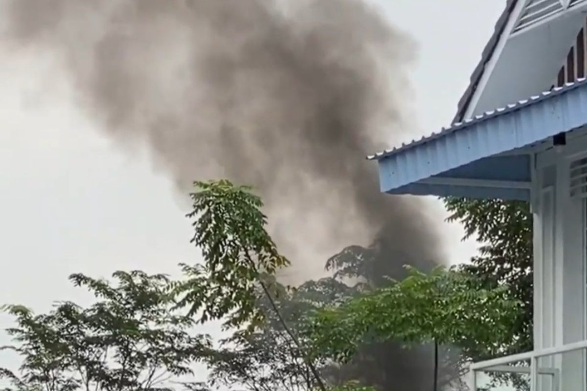 Asap Pembakaran Sampah mengepung pemukiman warga di Kecamatan Sindangjaya, Kabupaten Tengerang. Warga Mengeluh terserang penyakit.
