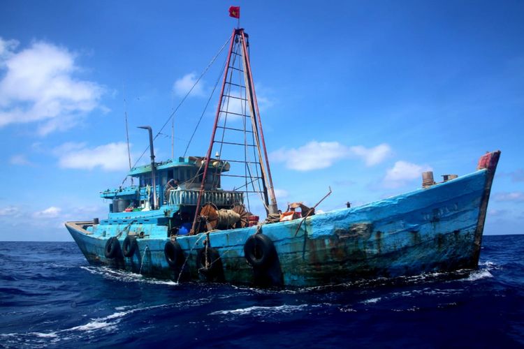 Kapal patroli milik TNI Angkatan Laut (AL), KRI TOM-357 menangkap 4 kapal perikanan berbendera Vietnam, Minggu (24/2/2019) pukul 07.40 WIB. 