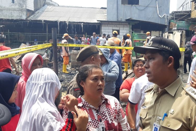Camat Kembangan, Jakarta Barat, Agus Ramdani, meninjau lokasi kebakaran di Jalan Terate, Rt 09/ Rw 04 Kembangan Utara, Jakarta Barat, Senin (23/9/2019)