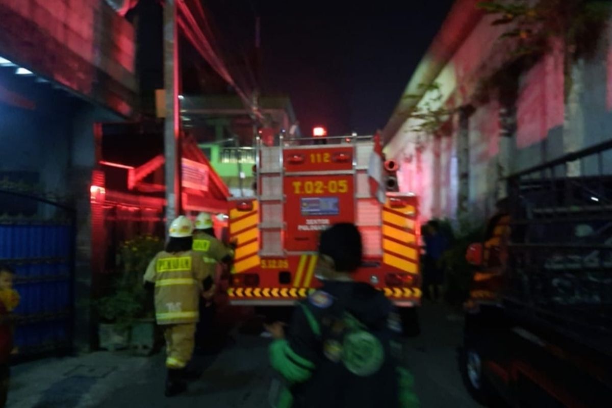Kebakaran melanda rumah tiga lantai di Jalan Cipinang Pulo RT 001 RW 14, Kelurahan Cipinang Besar Utara, Kecamatan Jatinegara, Jakarta Timur pada Kamis (21/7/2022) malam. 