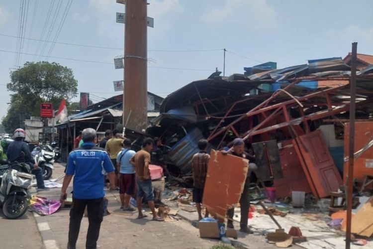 Truk Tronton Tabrak 5 Kios di Jatinegara Jaktim, 2 Orang Terluka 