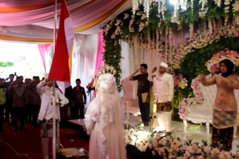 Viral, Sejoli di Kebumen Gelar Upacara HUT RI pada Hari Pernikahannya