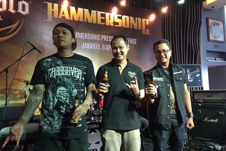 (Kanan ke kiri) COO Hammersonic Festival Wendi Putranto, Represntasi El Diablo Erwin Ruffi, dan pentolan band metal Hellcrusht Andyan Gorust dalam jumpa pers di Hard Rock Cafe, SCBD, Jakarta Selatan, Kamis (6/4/2017).