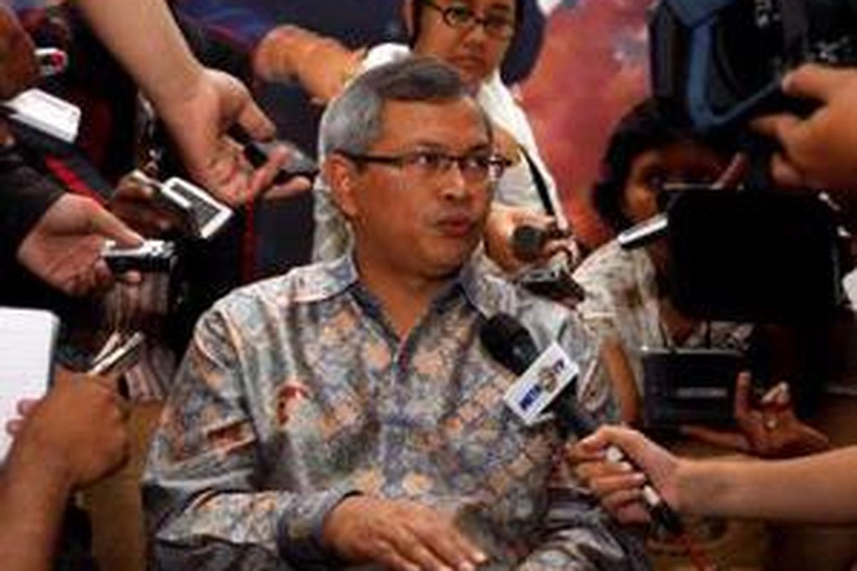 Sekjen PDI Perjuangan, Pramono Anung, memberikan keterangan pers di kediaman Megawati, Menteng, Jakarta, Rabu (18/3). Hal ini terkait adanya dugaan kasus manipulasi data pemilih tetap (DPT) pemilihan legislatif 2009 yang ditemukan di Jawa Timur.