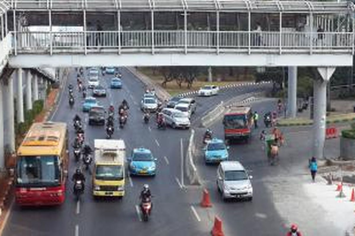 Kendaraan melintas di persimpangan Plaza Semanggi, Jumat (24/7/2015).