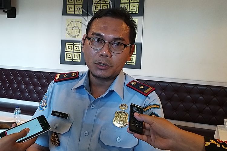 Kepala Kantor Imigrasi Kelas II Non TPI Madiun Yusup Umardani menjelaskan tentang aplikasi IS Madiun yang memudahkan pemohon mengurus paspor hingga menangkal calo, Kamis (10/10/2019).