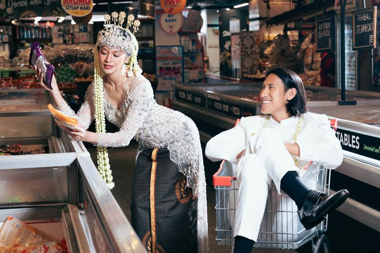 5 Gaya Prewedding Hana Malasan dan Sean Gelael, Kenakan Adat Sunda di Supermarket