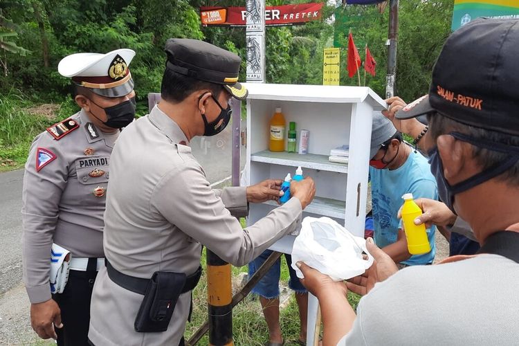 Polisi dan Relawan Memasang Kotak P3K di Jalan Yogyakarta-Wonosari Senin (17/1/2022)