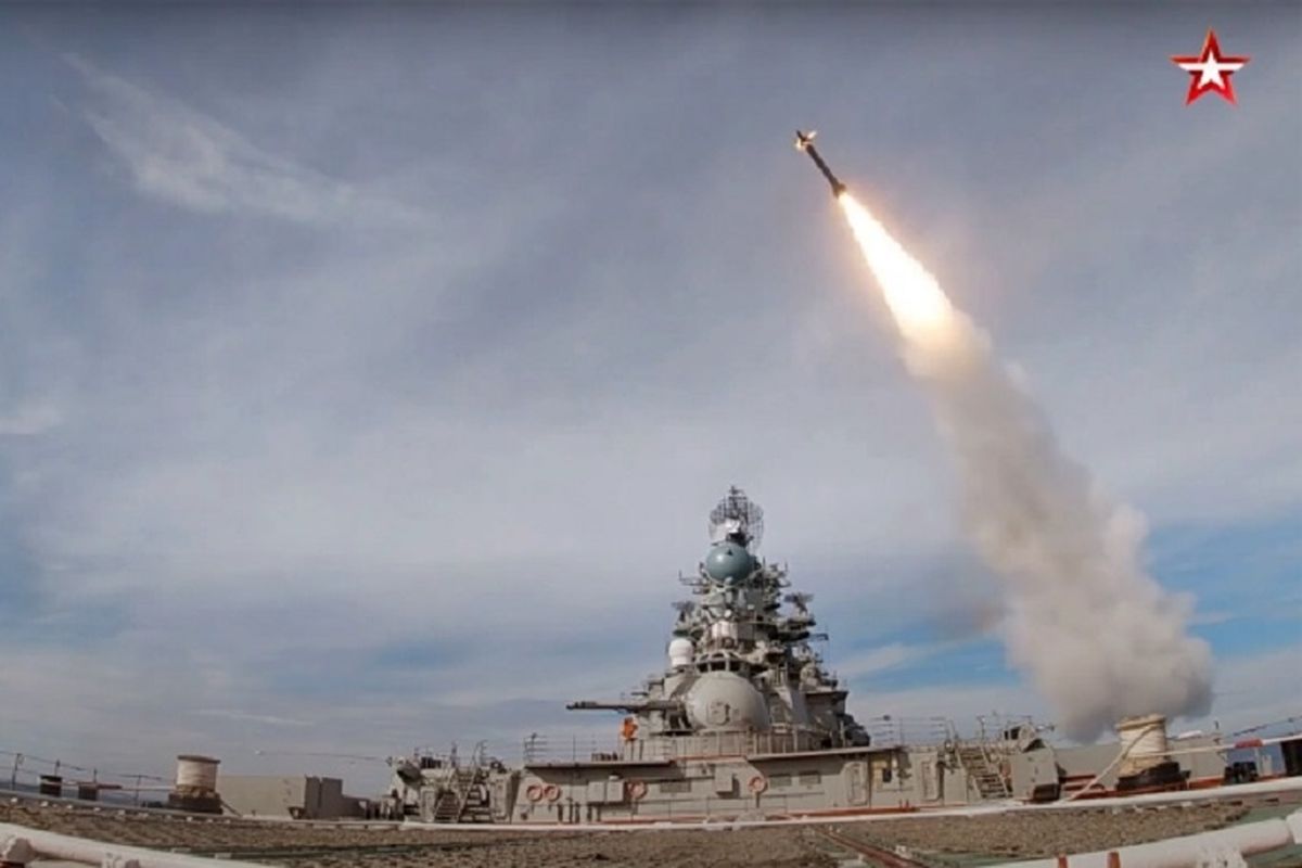 Potongan video yang dipublikasikan televisi Rusia Zvezda menunjukkan rudal hipersonik Kinzhal ditembakkan dari kapal penjelajah dalam sebuah latihan perang.