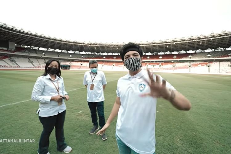 Atta Halilintar mengunjungi Stadion Utama Gelora Bung Karno untuk persiapan pernikahannya dengan Aurel Hermansyah.