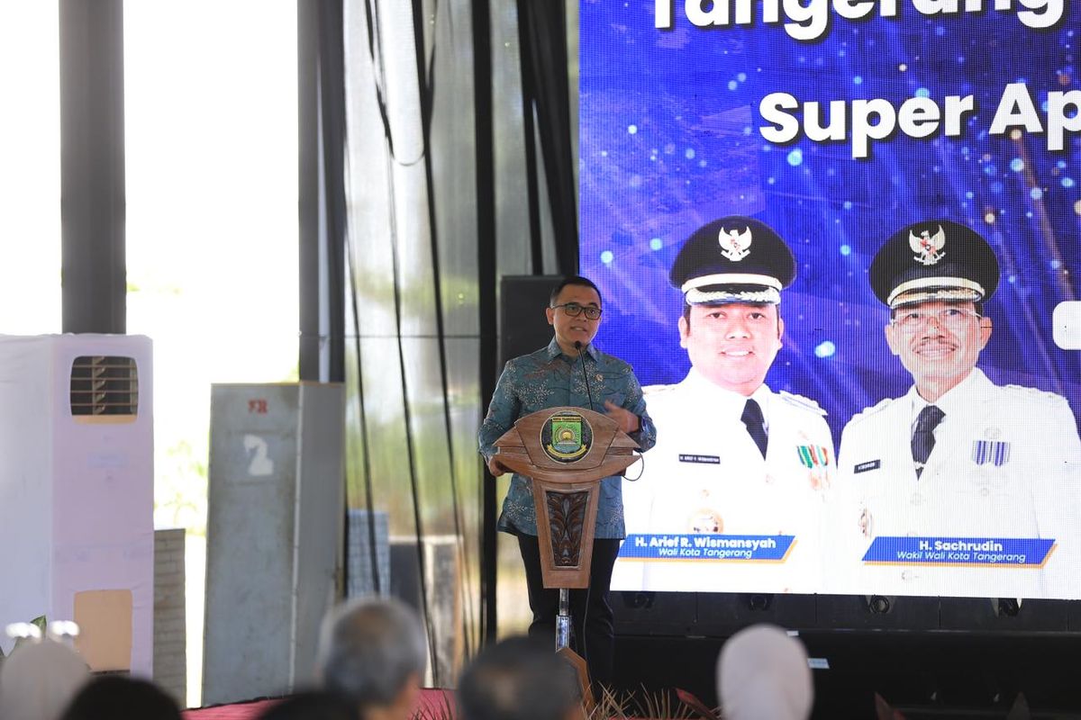Menteri Pendayagunaan Aparatur Negara Reformasi Birokrasi (Menpan-RB) Abdullah Azwar Anas saat meresmikan aplikasi Tangerang Ayo dan Tangerang Government University (Gorvu) di Grha Bakti Karya (GBK), Kawasan Perumahan Moderland, Kota Tangerang, Kamis (21/12/23). 