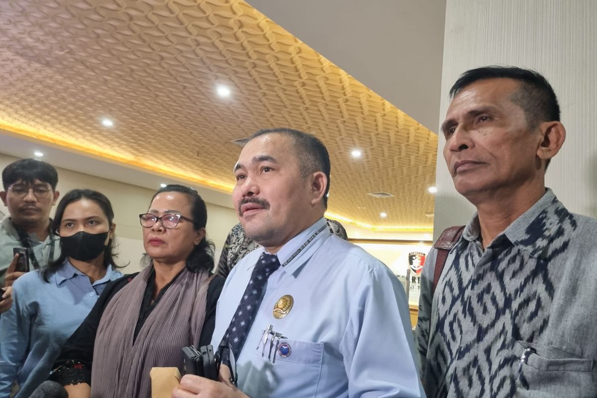 Ibu Brigadir J, Rosti Simanjuntak (baju hitam biru); Kuasa hukum, Kamaruddin Simanjuntak (kemeja biru muda); ayah Brigadir J, Samuel Hutabarat di Lobi Bareskrim, Mabes Polri, Jumat (17/2/2023).