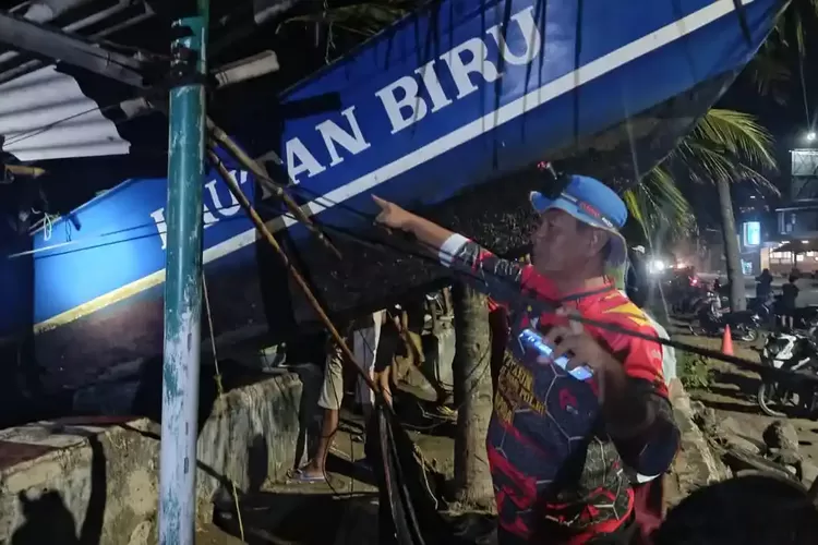 Perahu Nelayan Terdampar Tanpa Awak di Pantai Timur Pangandaran, Mesin Masih Menyala