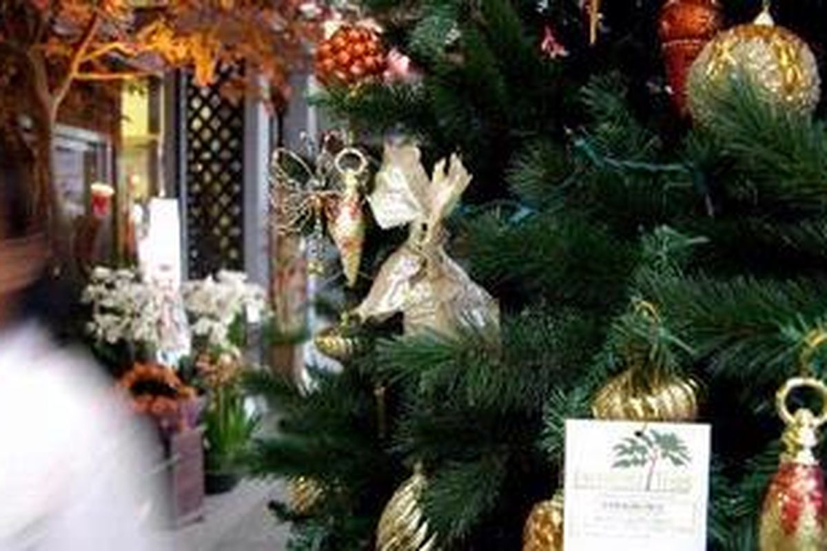 Pengunjung melewati pernak-pernik natal yang dipamerkan dalam Indonesia Furniture Fair 2010 di Jakarta Convention Center, Senayan, Jakarta Selatan, Sabtu (13/11/2010). 