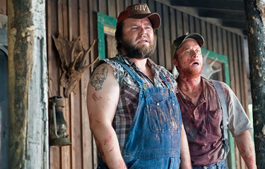 Tyler Labine dan Alan Tudyk dalam film horor komedi Tucker and Dale vs Evil (2010).