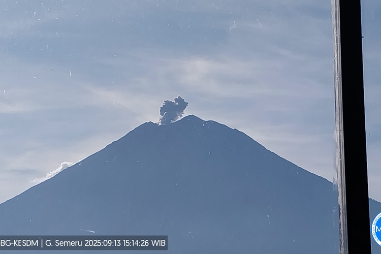 Visual erupsi Gunung Semeru dengan letusan setinggi 500 meter, Sabtu (13/9/2025).