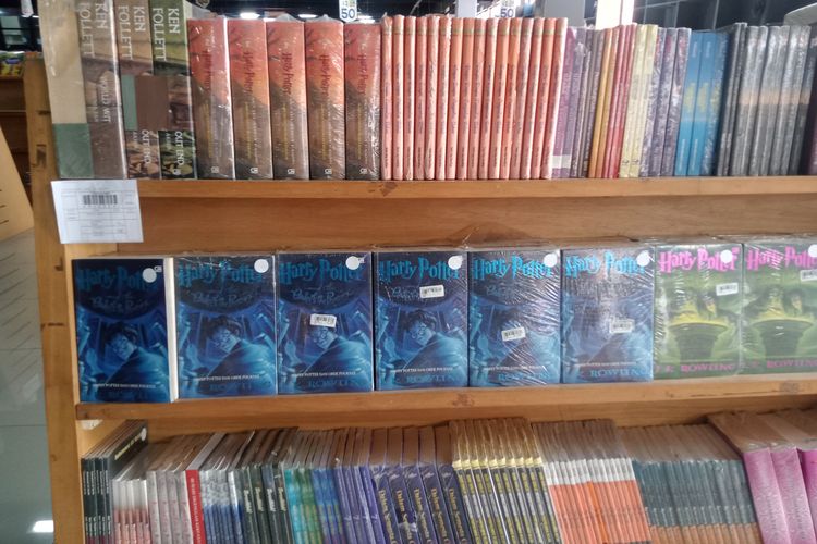 Beberapa koleksi novel Harry Potter lawas di kios milik Jakbook di Pasar Kenari, Jakarta Pusat.