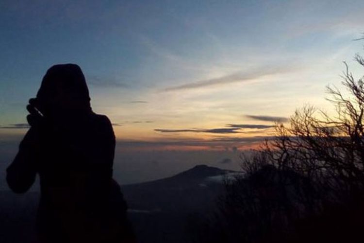 Sunrise di puncak Gunung Klabat, Sulawesi Utara.