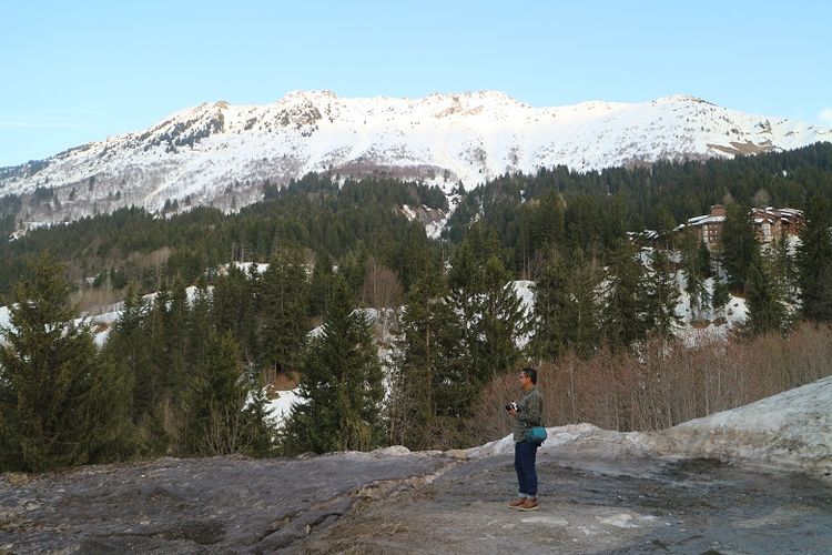 Pemandangan Pegunungan Alpen dilihat dari Les Avanchers, Valmorel, Perancis, Senin (9/4/2018). Pegunungan Alpen merupakan salah satu tujuan wisatawan dari berbagai belahan dunia untuk bermain ski.