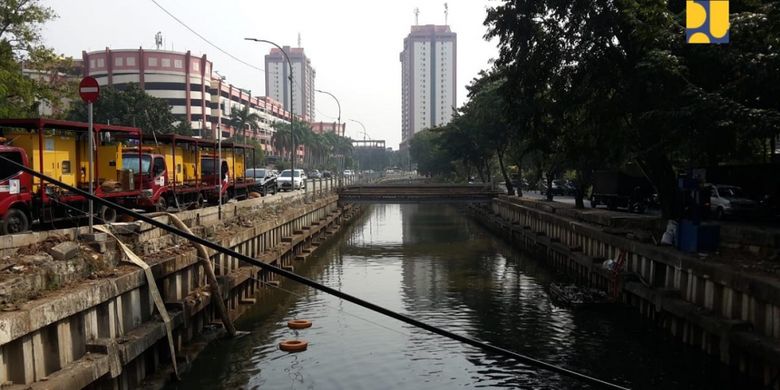 Kementerian Pekerjaan Umum dan Perumahan Rakyat bersama Dinas Pekerjaan Umum Pemerintah Provinsi DKI Jakarta berupaya mengurangi bau di Kali Sentiong, atau Kali Item, di Kemayoran, Jakarta Pusat.