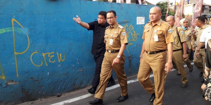 Gubernur DKI Jakarta Anies Baswedan dan Kepala Dinas Sumber Daya Air Teguh Hendarwan saat meninjau Kali Item, Kemayoran, Senin (30/7/2018).